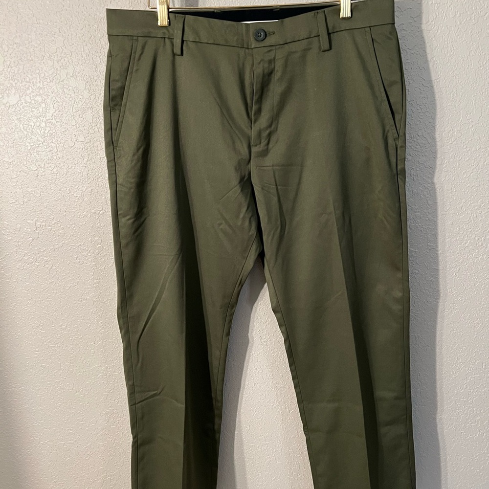 Amazon Essentials Men's Dark Green Golf Chinos